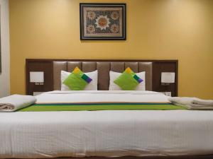 Treebo Elite Residency Belgaum客房内的一张或多张床位