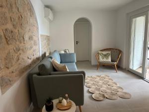 a living room with a couch and a table at Robinsone House La Storia in Jelsa