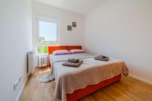 Ένα ή περισσότερα κρεβάτια σε δωμάτιο στο Modern Apartment With Balcony And Garage - Happy Rentals