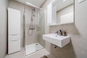 Ένα μπάνιο στο Modern Apartment With Balcony And Garage - Happy Rentals +25 φωτογραφίες