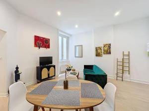 a living room with a table and a couch at Cosy appartement, Lyon Centre Capucins 2 in Lyon