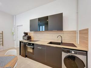 a kitchen with a sink and a washing machine at Cosy appartement, Lyon Centre Capucins 2 in Lyon