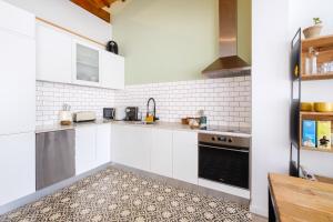 Η κουζίνα ή μικρή κουζίνα στο Green Tiles House