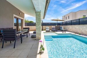 Bilde i galleriet til Villa mit privatem Pool, WLAN, Klima und Bäder en suite i Pula