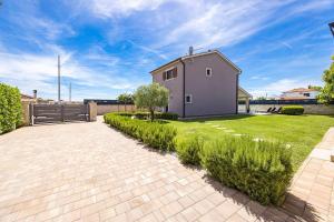 Bilde i galleriet til Villa mit privatem Pool, WLAN, Klima und Bäder en suite i Pula