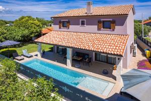 Bazén v ubytovaní Villa mit privatem Pool, WLAN, Klima und Bäder en suite alebo v jeho blízkosti