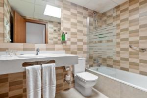 a bathroom with a sink and a toilet and a tub at Best Club Vacaciones Pueblo Indalo in Mojácar