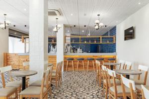 a restaurant with tables and chairs and a bar at Best Club Vacaciones Pueblo Indalo in Mojácar