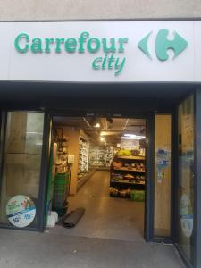 un negozio con un cartello sul davanti di un negozio di Studio Metro GALLIENI a Bagnolet