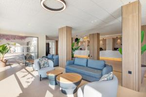 ein Wohnzimmer mit blauen Möbeln und ein Schlafzimmer in der Unterkunft Best Club Vacaciones Pueblo Indalo in Mojácar + 37 Fotos