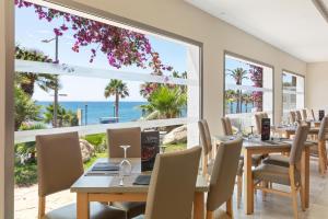 a dining room with a view of the ocean at Best Club Vacaciones Pueblo Indalo in Mojácar