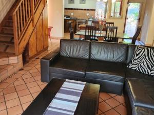 Afbeelding uit fotogalerij van Ekuthuleni River Front Chalets Hoedspruit in Hoedspruit