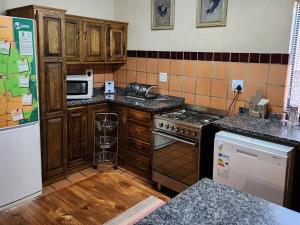 Afbeelding uit fotogalerij van Ekuthuleni River Front Chalets Hoedspruit in Hoedspruit