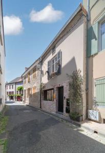 Une rue vide dans un vieux bâtiment dans l'établissement Grande Maison Cusset - Maison de ville et Studio, à Cusset 37 autres photos