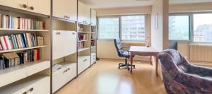 una camera con scrivania, sedia e libreria di Studio Metro GALLIENI a Bagnolet
