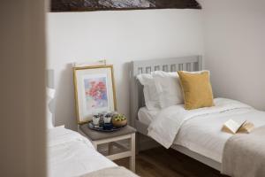 a bedroom with two beds and a table with books at Magnolia Barn in Upton