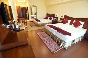 TV a/nebo společenská místnost v ubytování JALSA HOTEL & BANQUETS,Indore