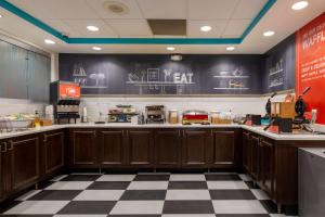 Hampton Inn Columbia I-26/Harbison Blvd的厨房或小厨房