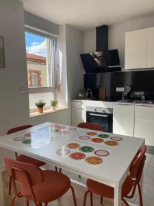 Η κουζίνα ή μικρή κουζίνα στο Family House - centre gare +3 φωτογραφίες