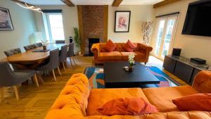 TV a/nebo společenská místnost v ubytování The Coach House - An exeptional 3 story house in the heart of the lanes with secure private parking + 50 fotografií