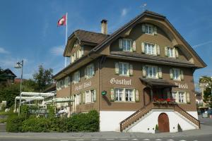 um grande edifício com um telhado de gambrel em Landgasthof Hotel Rössli em Lucerna