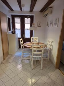 Un comedor con mesa y sillas en Piran Nono, en Piran