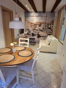 Un comedor con mesa y sillas en Piran Nono, en Piran