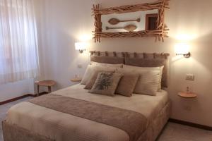 a bedroom with a bed and a mirror on the wall at Relais Casa Moresca in Terracina