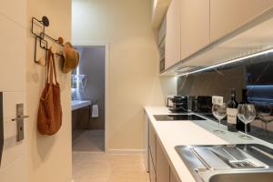 uma cozinha com pia e fogão forno superior em Lisbon Studios em Lisboa mais 91 fotografias