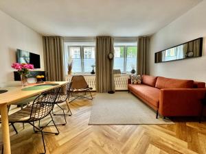 a living room with a couch and a table at Tandem in Old Town - 24h self Check-In in Wrocław