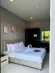 Postel nebo postele na pokoji v ubytování SeeView Resort (ซีวิว รีสอร์ต)