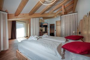 Postel nebo postele na pokoji v ubytování Dolomiten Hotel Irma