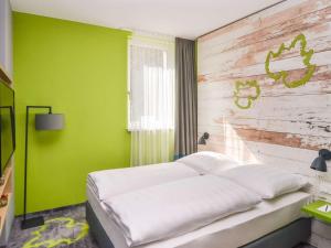 Giường trong phòng chung tại ibis Styles Stuttgart Vaihingen