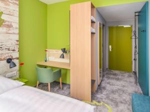 Giường trong phòng chung tại ibis Styles Stuttgart Vaihingen