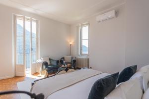 Katil atau katil-katil dalam bilik di Villa Chiara Lake Como with private garden by Rent All Como