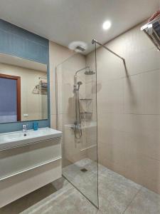 un baño con ducha y lavabo en Dúplex Hoya del Viejo, en Las Palmas de Gran Canaria 24 fotos más