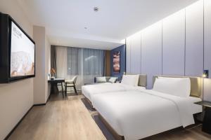 Postel nebo postele na pokoji v ubytování Atour Hotel Urumqi Hongshan Park Yangzijiang Road