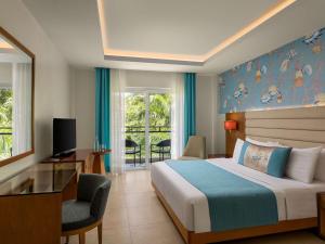 Ein Bett oder Betten in einem Zimmer der Unterkunft Movenpick Resort & Spa Boracay