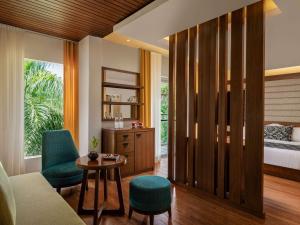 Ein Sitzbereich in der Unterkunft Movenpick Resort & Spa Boracay