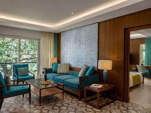 Ein Sitzbereich in der Unterkunft Movenpick Resort & Spa Boracay