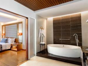 Ein Bett oder Betten in einem Zimmer der Unterkunft Movenpick Resort & Spa Boracay