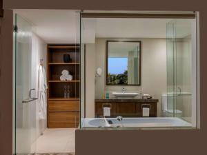 Ein Badezimmer in der Unterkunft Movenpick Resort & Spa Boracay