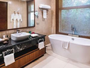 Ein Badezimmer in der Unterkunft Movenpick Resort & Spa Boracay