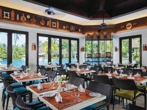 Ein Restaurant oder anderes Speiselokal in der Unterkunft Movenpick Resort & Spa Boracay 