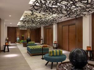 Ein Sitzbereich in der Unterkunft Movenpick Resort & Spa Boracay