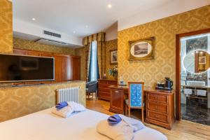 TV a/nebo společenská místnost v ubytování Hotel Raffaello - Sure Hotel Collection by Best Western
