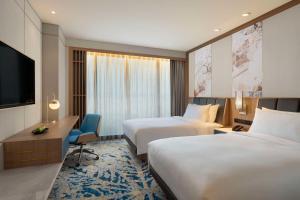 Rúm í herbergi á DoubleTree by Hilton Jakarta Bintaro Jaya