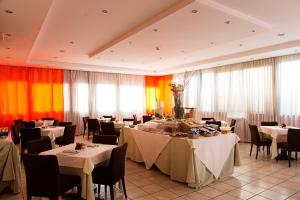 A restaurant or other place to eat at Hotel President Pomezia
