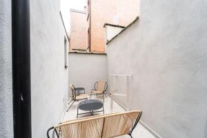 安特卫普Your Antwerp Adventure Sleeps 4的一个带桌椅的阳台和一座建筑