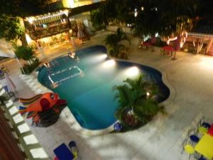 Vaizdas į baseiną apgyvendinimo įstaigoje Hotel Puerto Libre arba netoliese